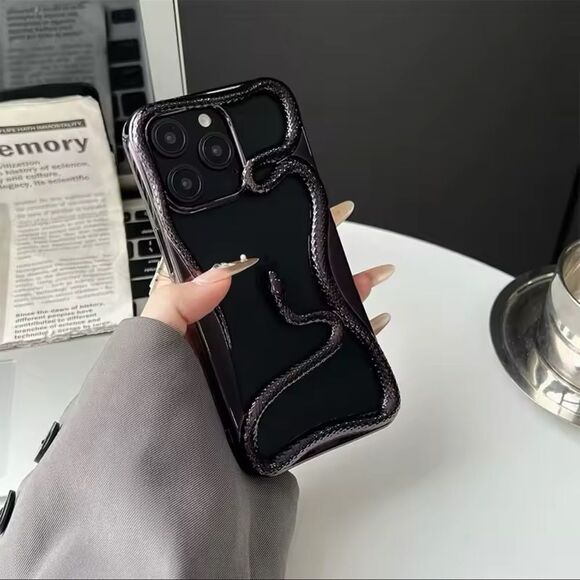 Sleek Black Snake Design IPhone 16 pro max Case - Picture 1 of 5